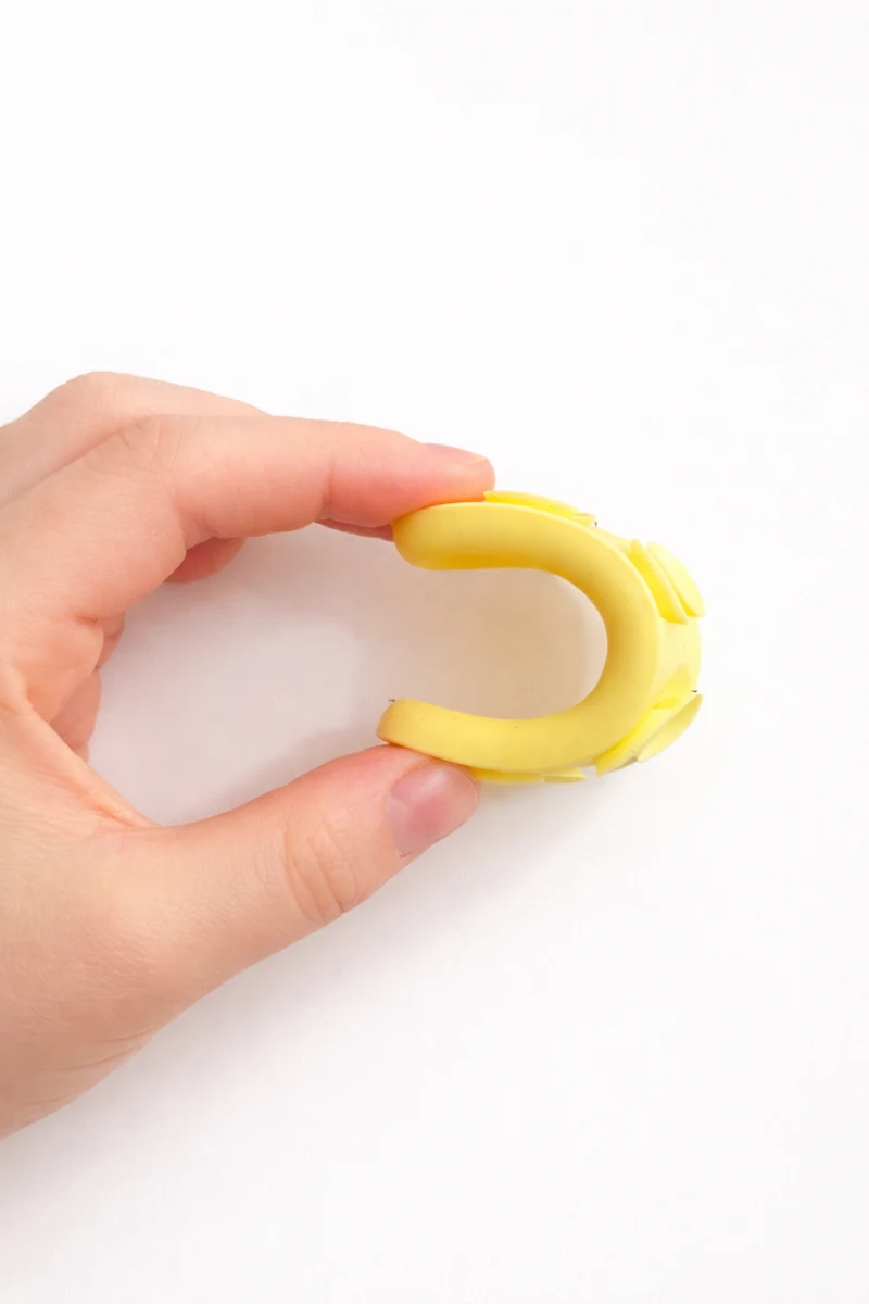 Detail senzorického lepícího kamene Senzokids s jemnou texturou