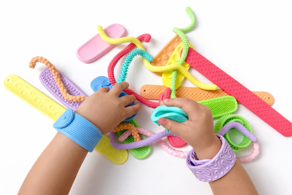 Dětská kreativní senzorická sada – tyčinky, kameny a náramky při hře na rukou